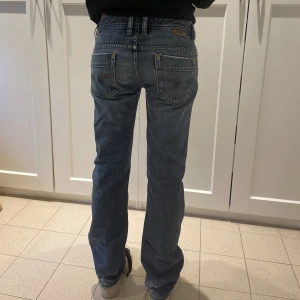 Diesel jeans - Midjemått: 41 cm Innerbenslängd: 84cm Ytterbenslängd: 107cm Grenhöjd: 23cm