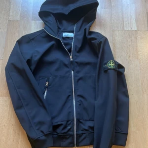 Stone island jacka - Stone island vind jacka svart storlek L passar M med. 