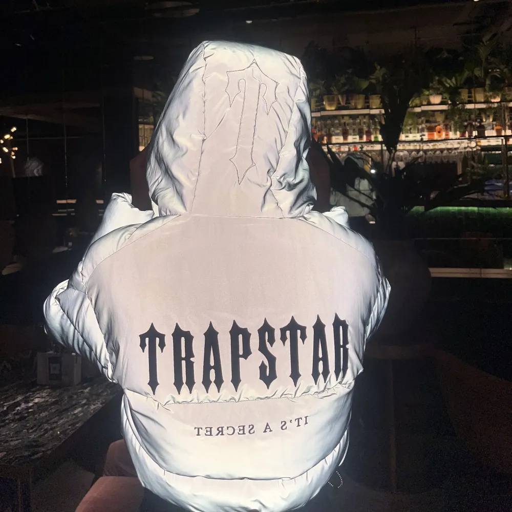 Trapstar cropped decoded reflective womens jacket. Beställde för några veckor sen från hemsidan men aldrig använt den. Finns kvitto och originalpåse/tags.  Storlek M men passar allt från xs-m. Jackor.