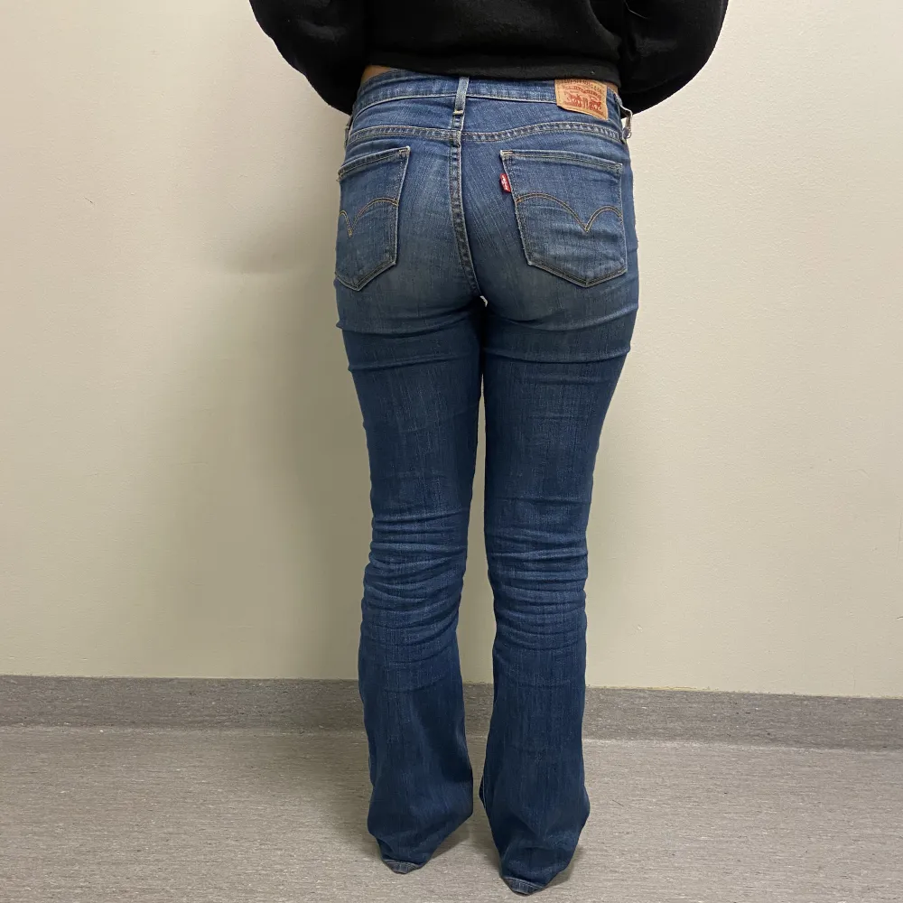 Säljer dessa lågmidjade bootcut jeans från levis! Dom är super stretchiga och sköna. Modell ”715 bootcut”. Står att det är storlek 26 i byxorna men dom passar XS-M💕 550kr direktköp eller budgivning om fler är intresserade!🥰 Hör av er för fler bilder!!. Jeans & Byxor.