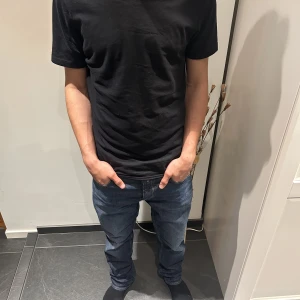 Replay jeans - Tja säljer nu ett par replay jeans i storlek 31/32. Modellen är 176 och bär oftast storlek 30/30. Skick 9/10 knappast använda.