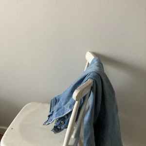 Levis 501 - Säljer nu mina älskade levisjeans pga blivit för små! Det står ej storlek, men skulle säga att dom passar M/L eller strl 40/42!   Väldigt bra skick och sparsamt använda 💘  Frakt ingår ej i priset! Kan mötas upp i Malmö :)   Nypris ca 1000kr!