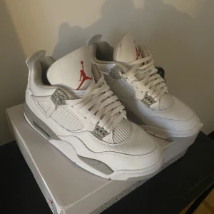 jordan 4 white oreo - tja säljer mina jordan 4 white oreo, dem är i väldigt bra skick ändast använda några gånger. skriv vid funderingar!
