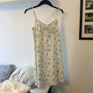 Klänning  - Storlek S blommig