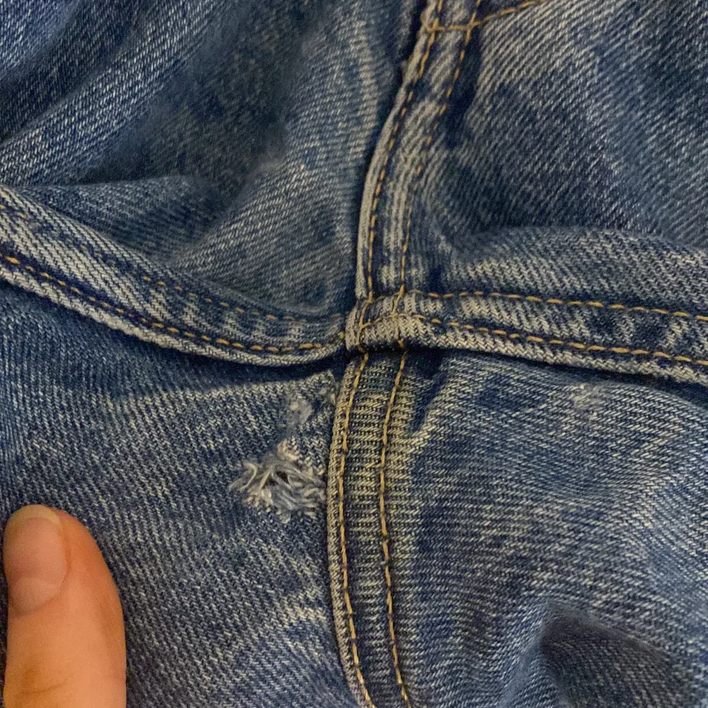 Jeans från Weekday i modellen Arow. Säljer då dom är för små💕 Precis som nya men litet slitage mellan benen som syns på andra bilden💕💕. Jeans & Byxor.