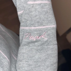 Peak performance tröja - Grå med rosa ränder.Köpt secondhand för 200 kr säljer för 50 fräsch och bra skick fick inte så mkt användning då den är väldigt bred i axlarna. Passar M och stor S och till dig som har breda axlar 