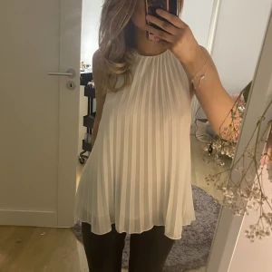 Topp - Super fin topp utan armar som användes fåtal gånger i somras men inte kommit till någon använding💕💕