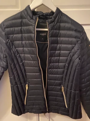 Rockandblue jacka - Nyskick men andvänd en gång, kvitto finns, mörkblå, st 36, 90% dun och 10% fjäder. 