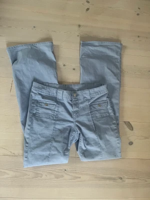 Eftertraktade hm jeans - Lägger ut igen så att man kan få fri frakt. Midjemåttet är 39cm rakt över och innerbenslängden är 80cm💕