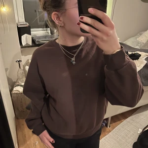 Brun sweatshirt - Brun sweatshirt från Gina i strl S!💗 Säljer då den aldrig kommer till användning!!