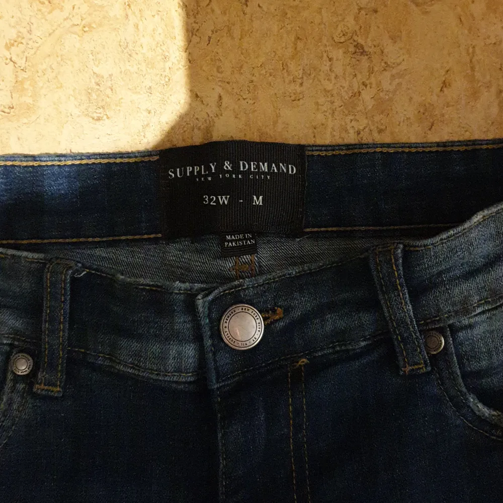 Hej Säljer mina jeans de är helt nya de är för stora för mig . Jeans & Byxor.