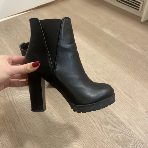 Boots - Strlk 36, köpta på Scorett 