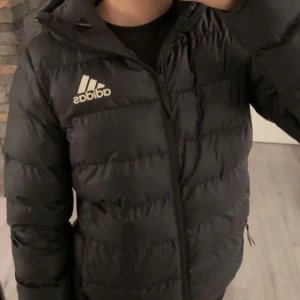 Jacka  - Mycket fin jacka som tyvärr inte kommer till användning, skicket är 10/10 🤍( pris kan även diskuteras)