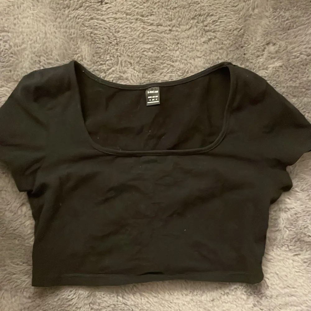 Säljer denna crop top från shein då den inte används, bra skick, vid önskan får man en likadan vit med. 1F15 2F25. . T-shirts.