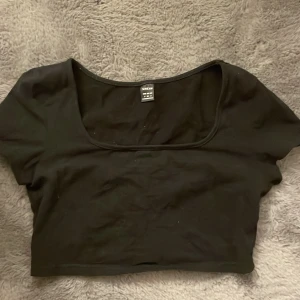Crop top svart - Säljer denna crop top från shein då den inte används, bra skick, vid önskan får man en likadan vit med. 1F15 2F25. 
