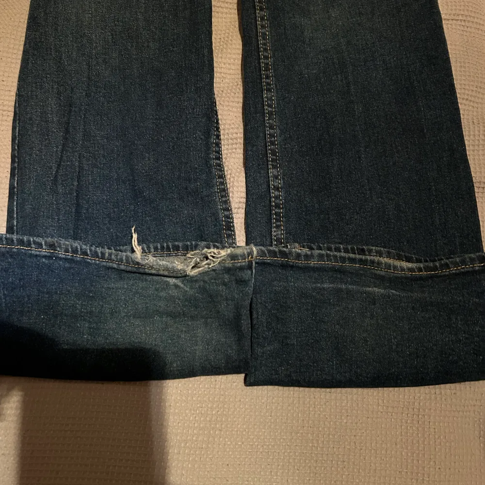 Säljer dessa jeans som inte passar. Dom är i bra skick men såklart använda därav är det lite slitet på ena byxslutet. Finns bild i annonsen. . Jeans & Byxor.