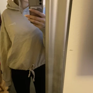 Beige hoodie - Säljer denna hoodie då den inte används längre, köparen står för frakten☺️