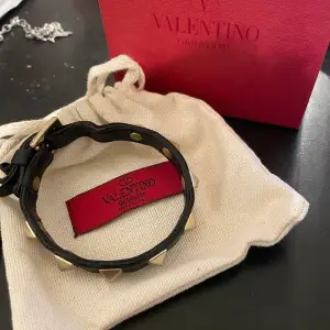 Säljer mitt Valentino Armband som Tyvär inte kommer till använding längre, jag har kvitto, boxen och alla tags❤️❤️ bandet är delat men den går att använda som vanligt❤️❤️