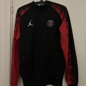 Psg dress - Säljer min Psg x jordan dress eftersom att den inte används, bra skick. Pris kan diskuteras 