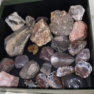 Blandade kristaller och stenar - både storlekar och former. Skriv vid intresse. Fler inlägg finns. Pris varierar