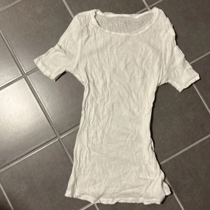 Intimissimi  - Tröja från intimissimi i vit färg. Bild nummer 2 är hur den sitter på. Inköpt i Italien, så osäker om den säljs i Sverige. Aldrig använd.  Genomskinlig  Storlek S