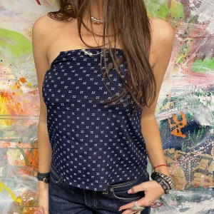 BLÅ MÖNSTRAD TUBTOP - Storlek XS men modellen brukar bära S. Modellen är 175 cm. Hör av er vid frågor/fler bilder. 