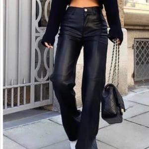 Skinnbyxor - Raka Skinnbyxor från Bershka. Aldrig använda. 