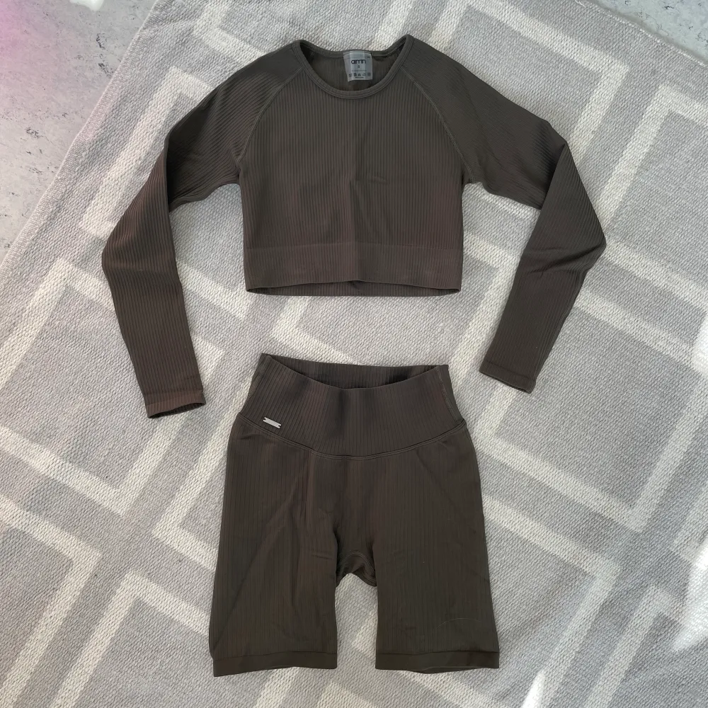 Khaki / mörk grönt tränings set från aim’n. Shortsen är XS och långärmade tröjan S men ganska tajt. Tröjan är endast testad, shortsen är välanvända men i bra skick.  Kan tänka mig sälja endast tröjan. Toppar.