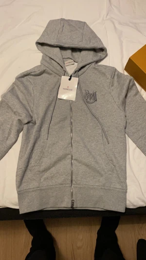 Moncler hoodie/kofta  - Helt ny Moncler hoodie grå storlek M 