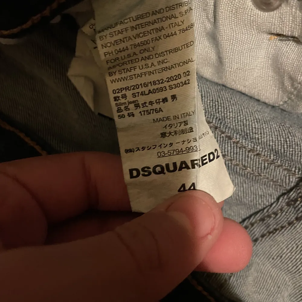 Dsquared2 jeans köpte för 1200 i room 1006 i Emporia Malmö. Fint i skick, byte går oxå bra.. Jeans & Byxor.