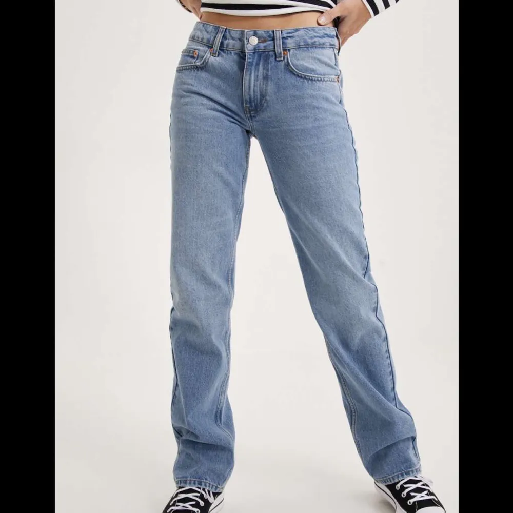 Så snygga lågmidjade blåa straight jeans! Använda typ 4 ggr så 10/10 skick💕nypris var 699 och säljer för 400kr. Använd gärna ” köp nu ”😇. Jeans & Byxor.