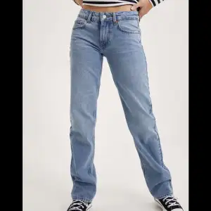 Så snygga lågmidjade blåa straight jeans! Använda typ 4 ggr så 10/10 skick💕nypris var 699 och säljer för 400kr. Använd gärna ” köp nu ”😇