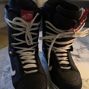 Vans Snowboard boots - Strl 41. Använda ett fåtal tillfällen. Mkt fint skick! 🏂