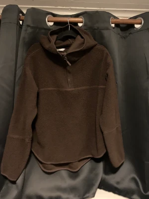 fleece tröja / hoodie - Bra skick! Sitter oversized så funkar om du har storlek M o nog L med 