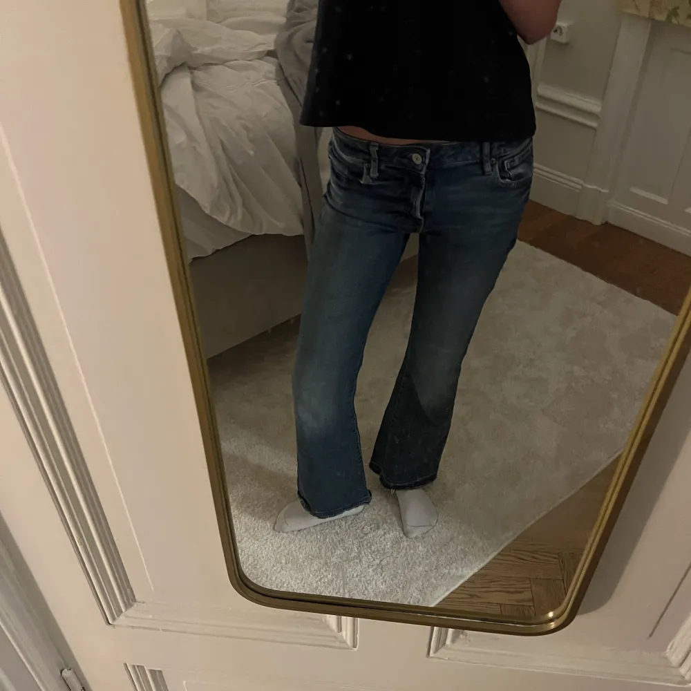 Blå bootcut jeans från GAP som är skitsnygga!! Jag använder dem inte eftersom jag är för lång 😢 De passar typ nån som är 159-168 ❤️❤️. Jeans & Byxor.