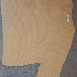 Srickad tröja - Begie stickad tröja. Använd mycket men kommer spklart tvättas innan användning 