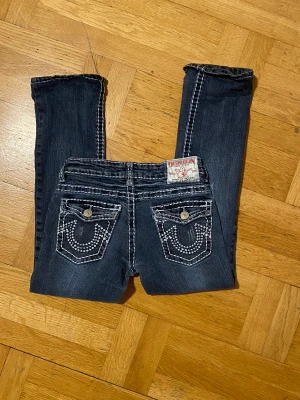 True religion - Säljer ett par True religion jeans då dom är för små för mig, storleken är 27 💓  Midjemått: 34 cm rakt över Innerbenslängd:58cm Har man fler frågor så är det bara att skriva, 
