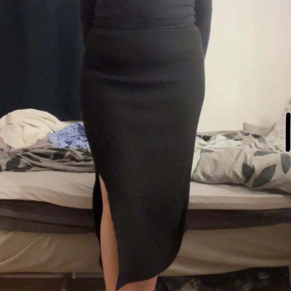 Stickad svart kjol st 42 . Kjolar.
