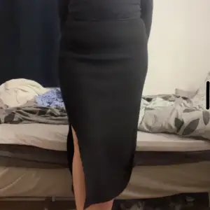 Stickad svart kjol st 42 