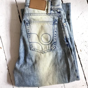 Eytys jeans Benz - Eytys modell Benz. Ljusa med blekta slitningar i mitten. Ganska mjuk denim så otroligt sköna. Stora i strl så mer som 26”. 32” i längd. I bra skick!