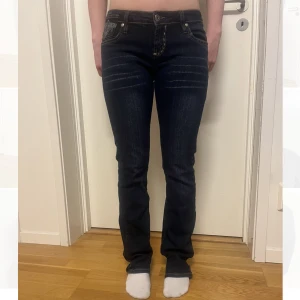 Jeans med unika fickor  - Så cola jeans med tuff baksida. Bilderna är på min syrra som är 168 cm. Endast använda fåtal gånger, superbra skick. Vid frågor är det bara att höra av er, köparen står för frakten💕