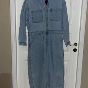 Overall - Superfin denimoverall från Levi’s. Vida ben och knyte i midjan. Aldrig använd, endast testad med lapparna kvar. Strl S men stor i storlek. 🧡