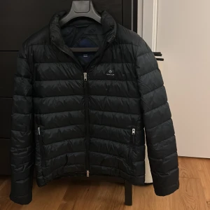 Gant jacka  - Säljer en mycket fin höst, vinter och vår jacka. Jackan har ett mycket fint skick. Köptes på NK för 3000kr Storlek: medium 