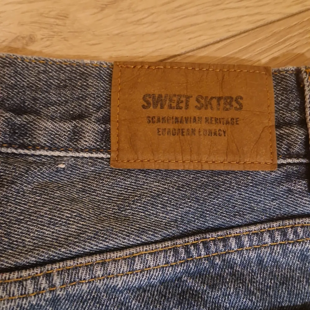 Ett par oanvända jeans, för små. Jeans & Byxor.
