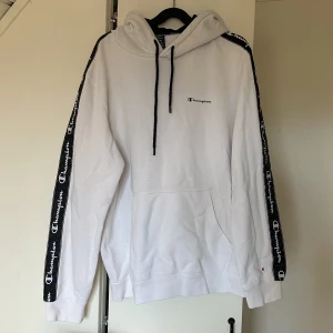 Vit och svart champion Hoodie - Vit och svart champion Hoodie. Storlek XL men passar även L