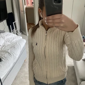 Ralph Lauren tröja (finns kvar!) - Stickad tröja från Ralph Lauren. Storlek M men är ganska liten i storleken (jag brukar ha S) ☺️( Den har en liten fläck uppe vid dragkedjan men den borde gå att behandla).