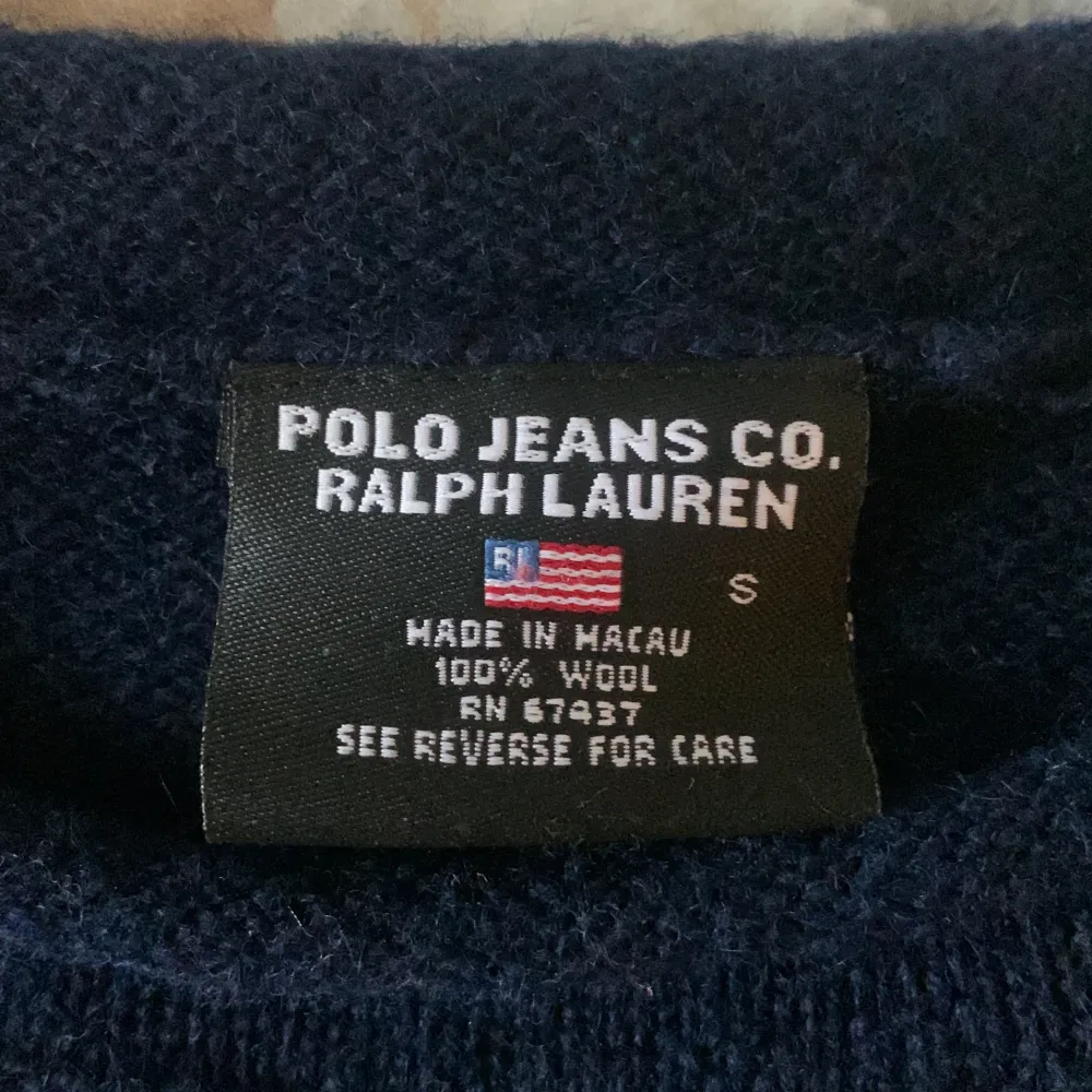 Detta är en super fin Ralph lauren tröja som inte säljs längre, har använt den få gånger o är i bra skick! ❤️. Tröjor & Koftor.
