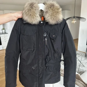 Parajumper Masterpiece Kort med päls - Använd 2 gånger, nypris 11.500   Mer bilder finns, samt mått, skicka pm.   Säljes för 4000kr  mvh Felicia. 