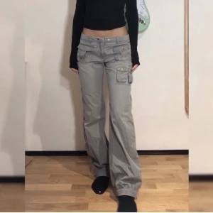 Cargo-byxor - ⚠️inte min bild⚠️   Säljer dessa skitsnygga cargobyxor då de inte kommer till användning längre. Köpta här på Plick. Kan skicka mer info vid intresse!