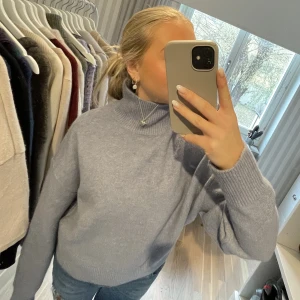 Stickad polo tröja - Stickad tröja med polo från zara. Super mjuk och skön i storlek s🥰
